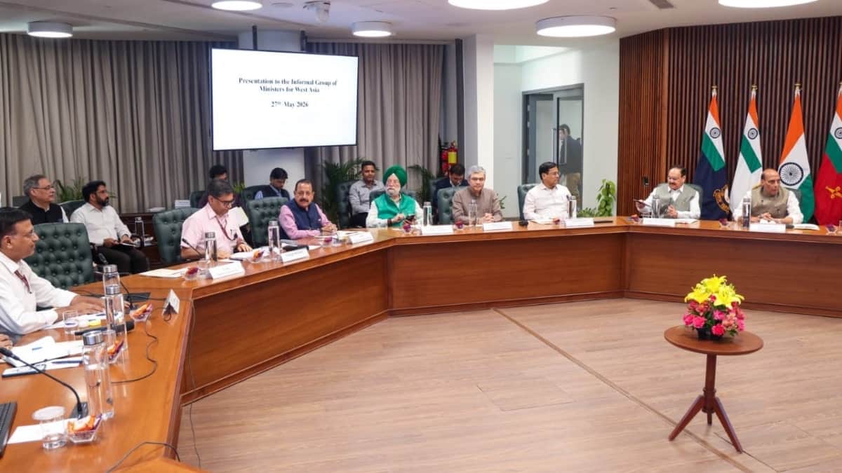 देश में स्थिति सामान्य, लोग घबराहट में ना खरीदे तेल: राजनाथ सिंह