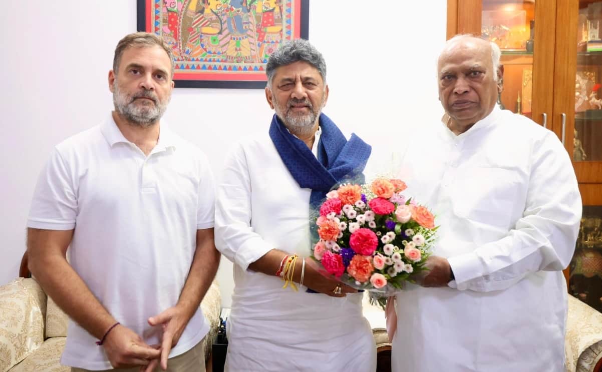 सिद्धारमैया अपने बेटे को लेकर पहुँचे दिल्ली, डीके शिवकुमार की ताजपोशी लगभग तय