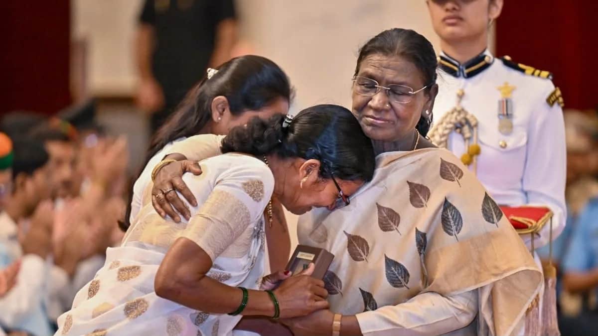 Family member receives a posthumous gallantry award during the Defence Investiture Ceremony at Rashtrapati Bhavan.