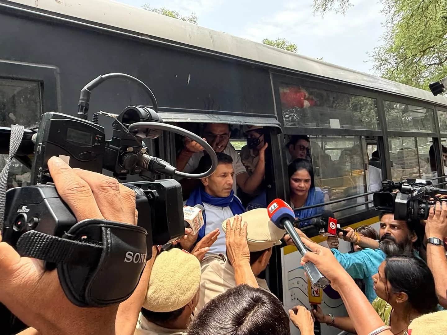 पुलिस बस में बैठे कांग्रेस नेता