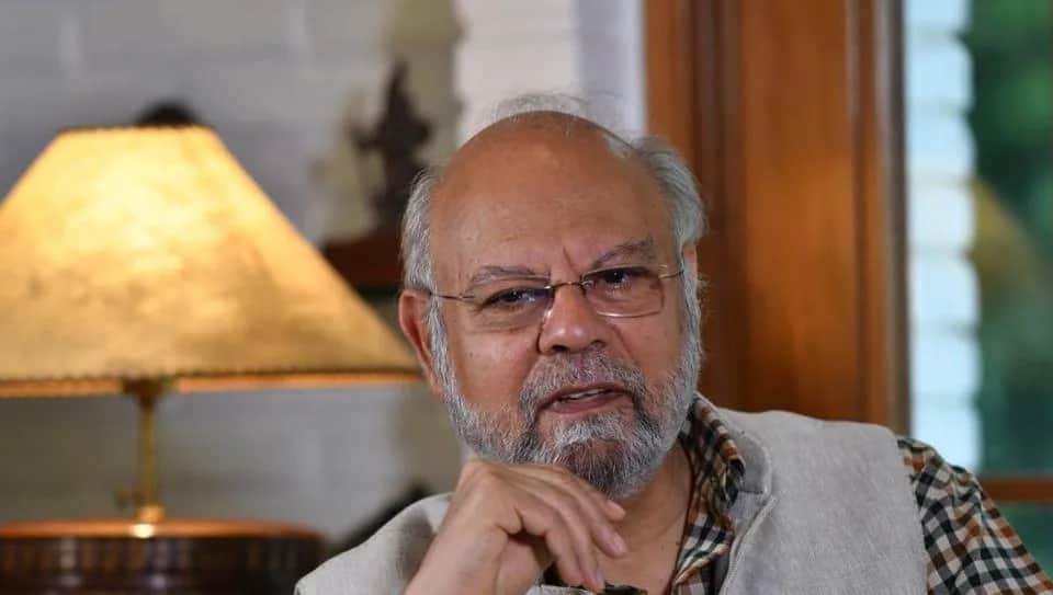 नरेश गुजराल एक कमरे में बैठे हुए विचारमग्न मुद्रा में दिखाई दे रहे है