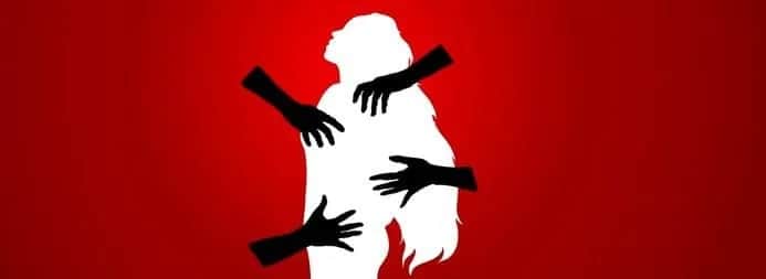लाल पृष्ठभूमि में एक महिला की परछाईं और उसकी ओर बढ़ते कई हाथों का सांकेतिक चित्र
