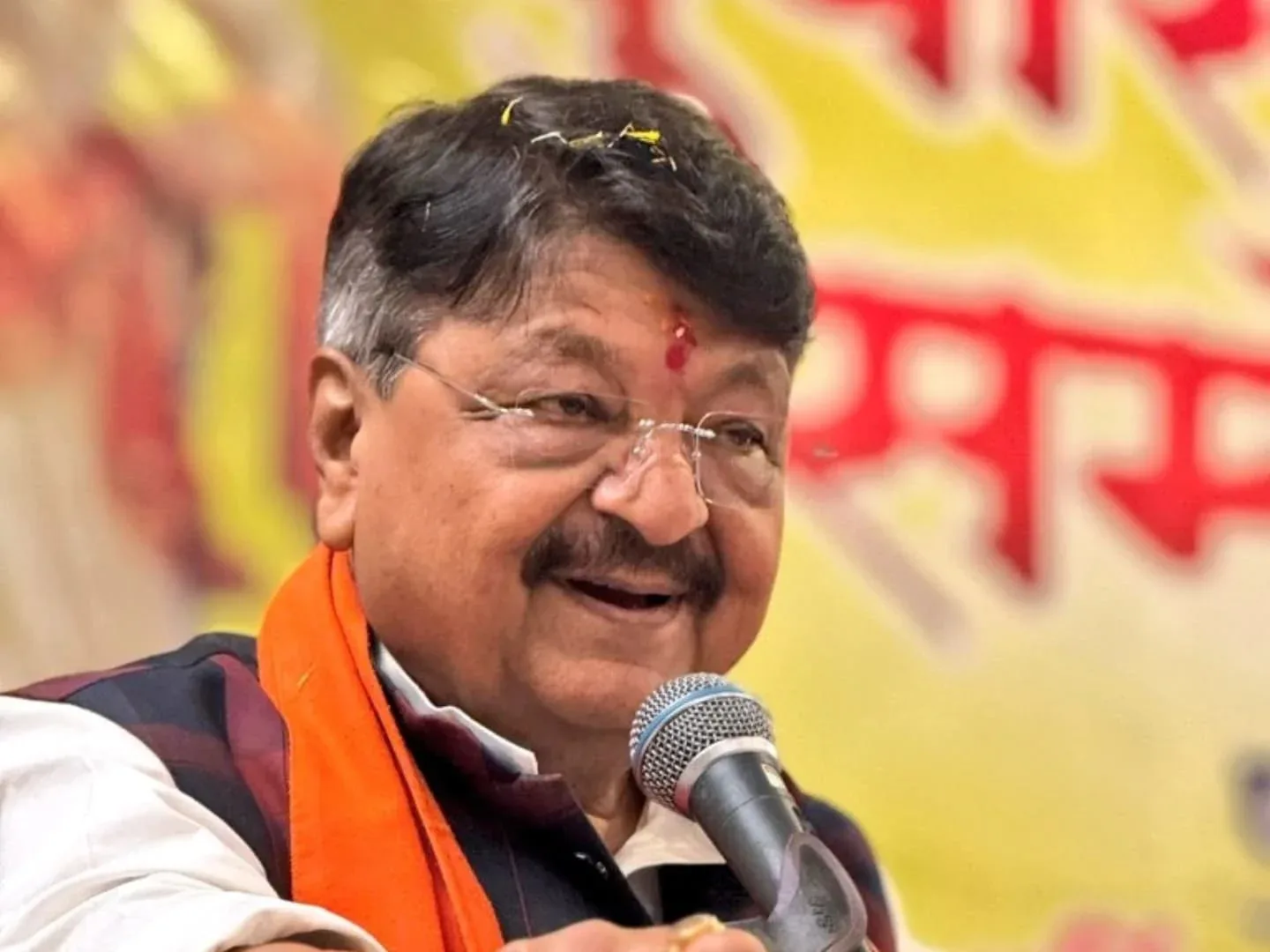 राष्ट्रीय स्वयंसेवक संघ (RSS) के नौकरशाही में प्रभाव को लेकर बीजेपी के वरिष्ठ नेता कैलाश विजयवर्गीय के बयान ने सियासी हलचल तेज कर दी है। विपक्ष ने इस मुद्दे पर सरकार को घेरा है, जबकि बयान को लेकर राजनीतिक बहस और प्रतिक्रियाओं का दौर जारी है.