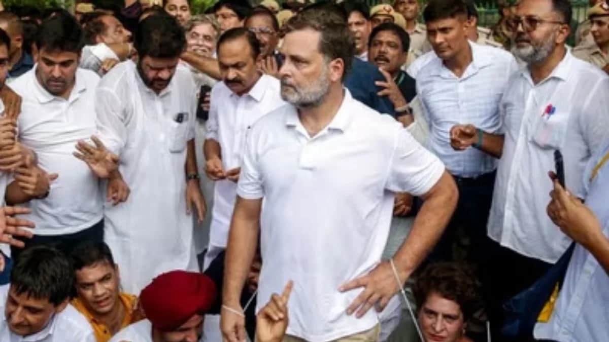 Rahul Gandhi Stages Sit-In Outside PM Modi’s Residence