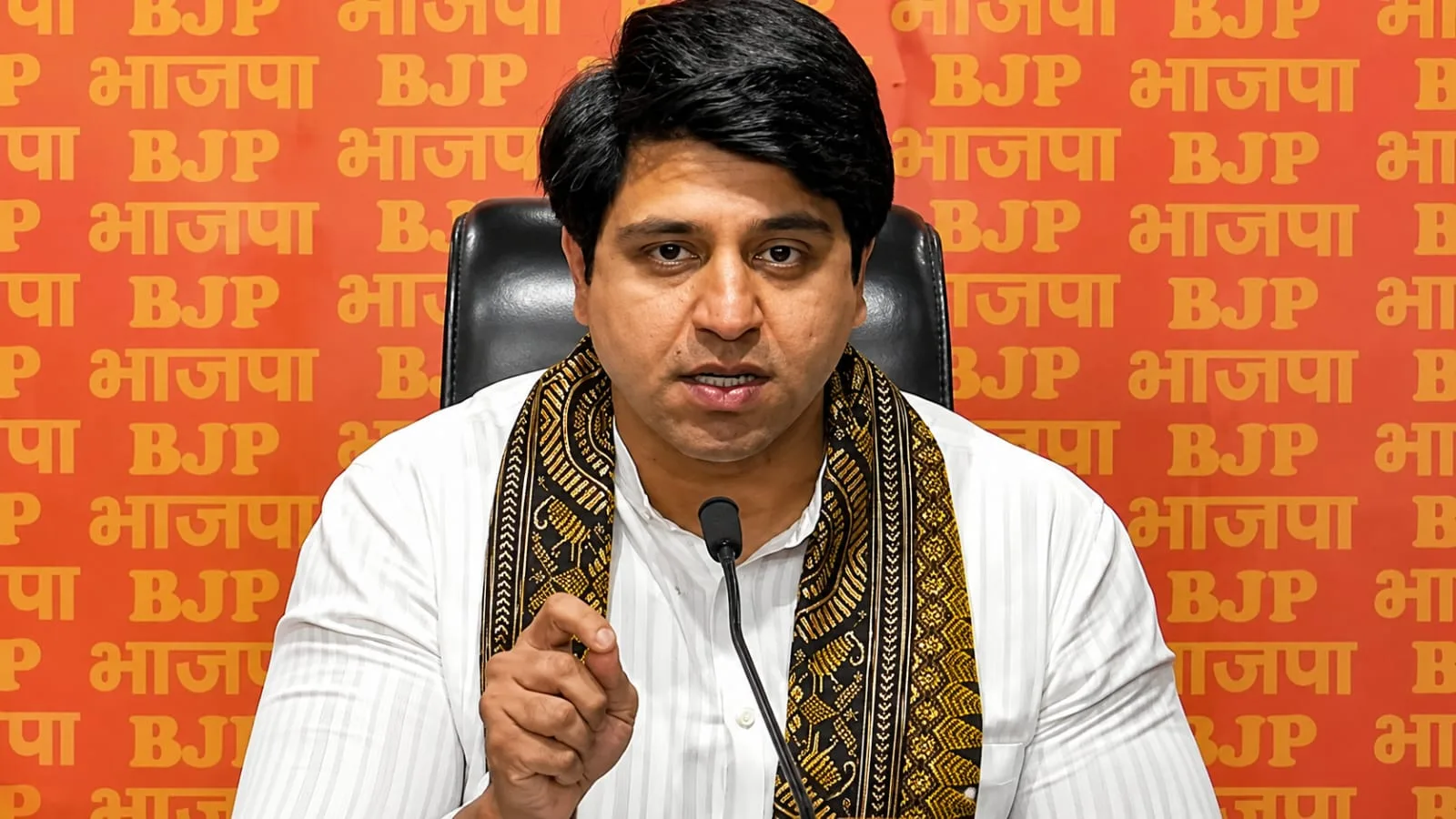 X बायो बदला, सियासी गलियारों में चर्चा तेज: क्या शहजाद पूनावाला BJP से हुए अलग?