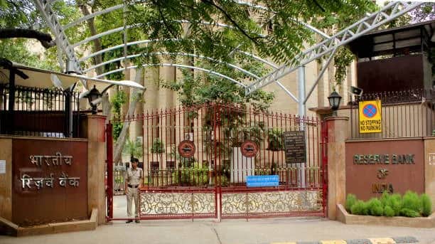 लोन नहीं चुका पाए तो अब क्या होगा? RBI के नए नियमों से जानिए आपके अधिकार