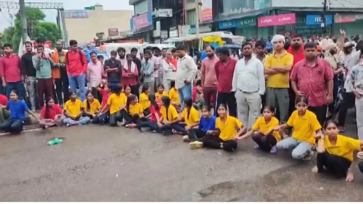 Female Students Stage Protest In Lucknow