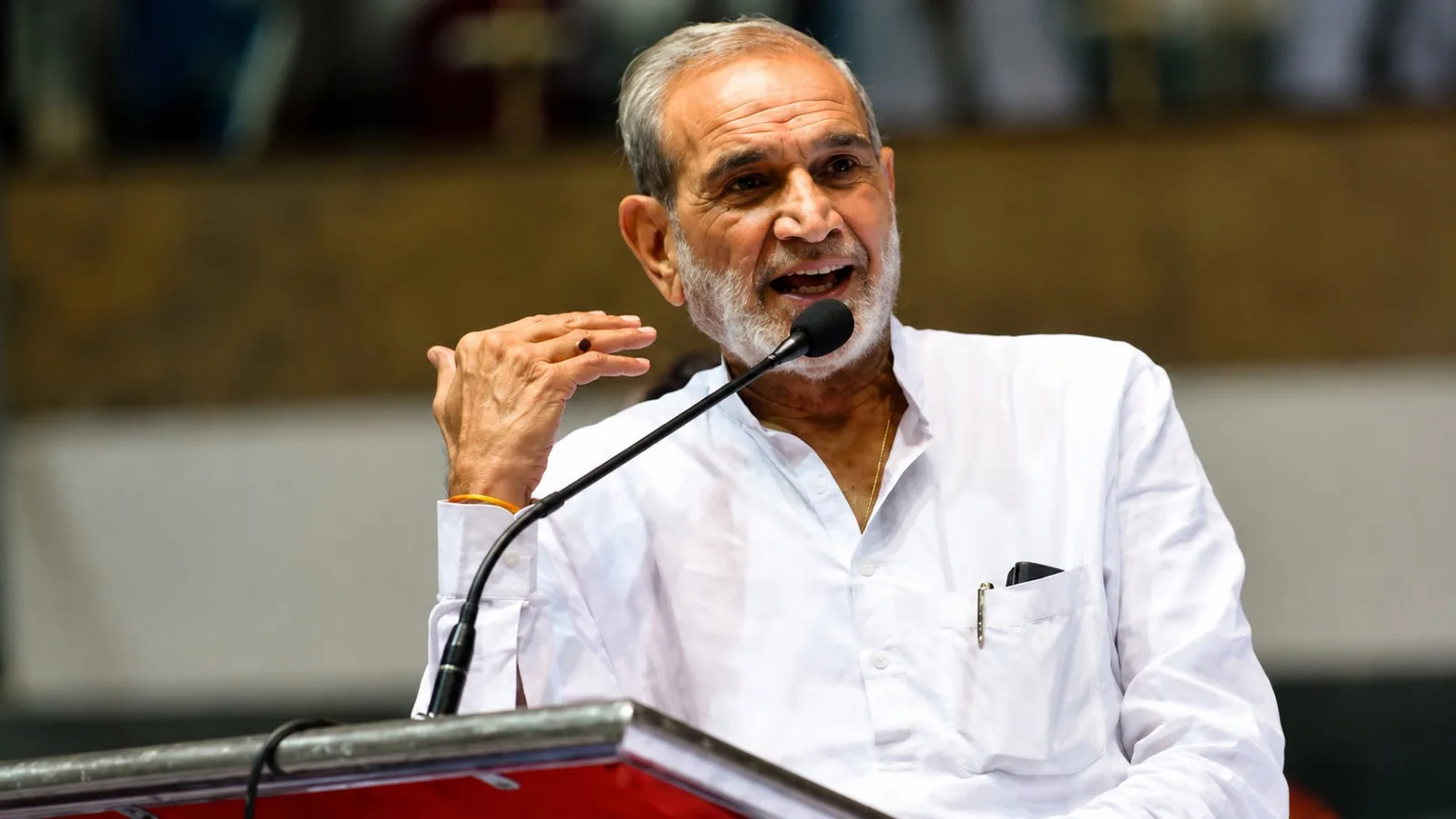 मंच पर भाषण देते सज्जन कुमार सिंह