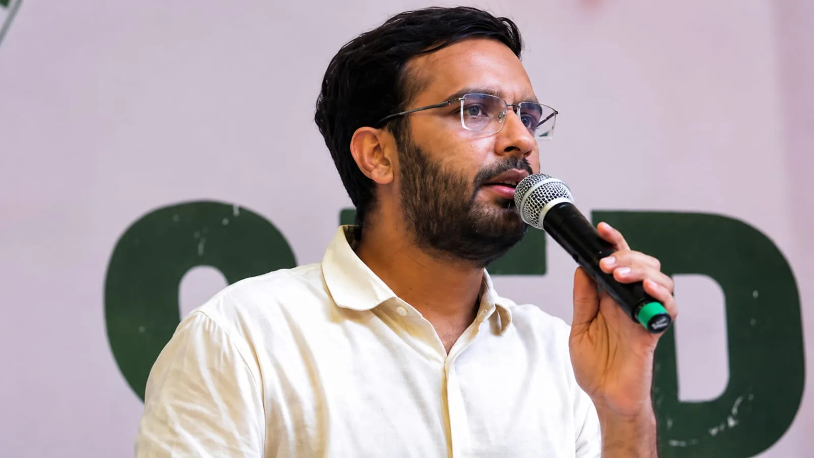 स्कूल का जायजा लेने पहुंचे CJP नेता आशुतोष रांका, गांववालों ने दौड़ाकर भगाया
