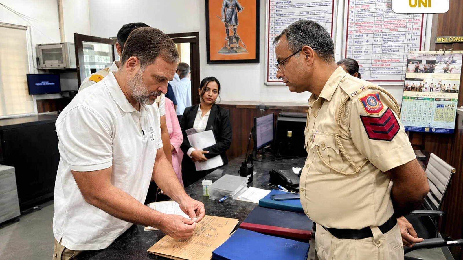 पैलेट गन पर राहुल गांधी का ‘एक्शन’, घायल छात्र संग थाने पहुंचे, FIR की मांग...
