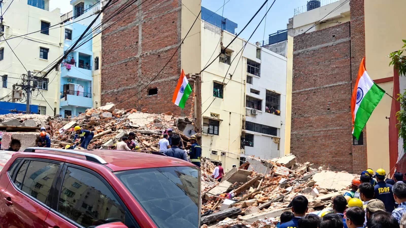 सत्य निकेतन में गिरी इमारत