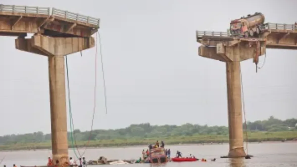 22 Killed In Collapse