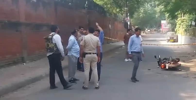 पुलिस बनकर धमकाया
