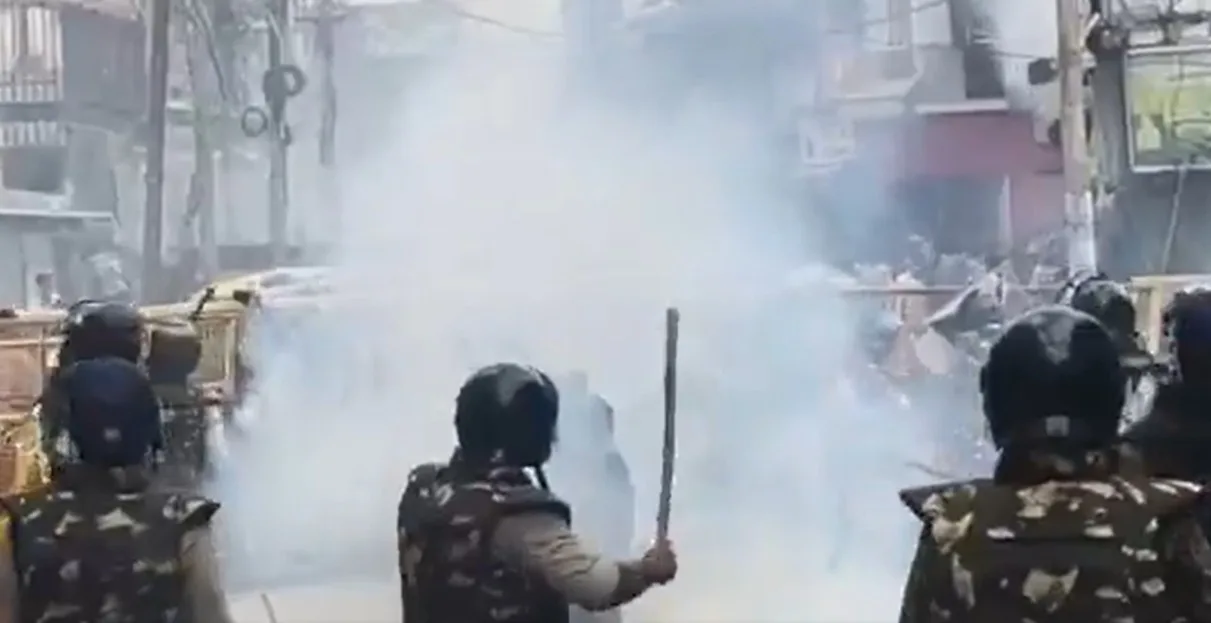 उज्जैन में शाही मस्जिद के हिस्से को हटाने के दौरान पथराव, पुलिस ने छोड़े आंसू गैस के गोले